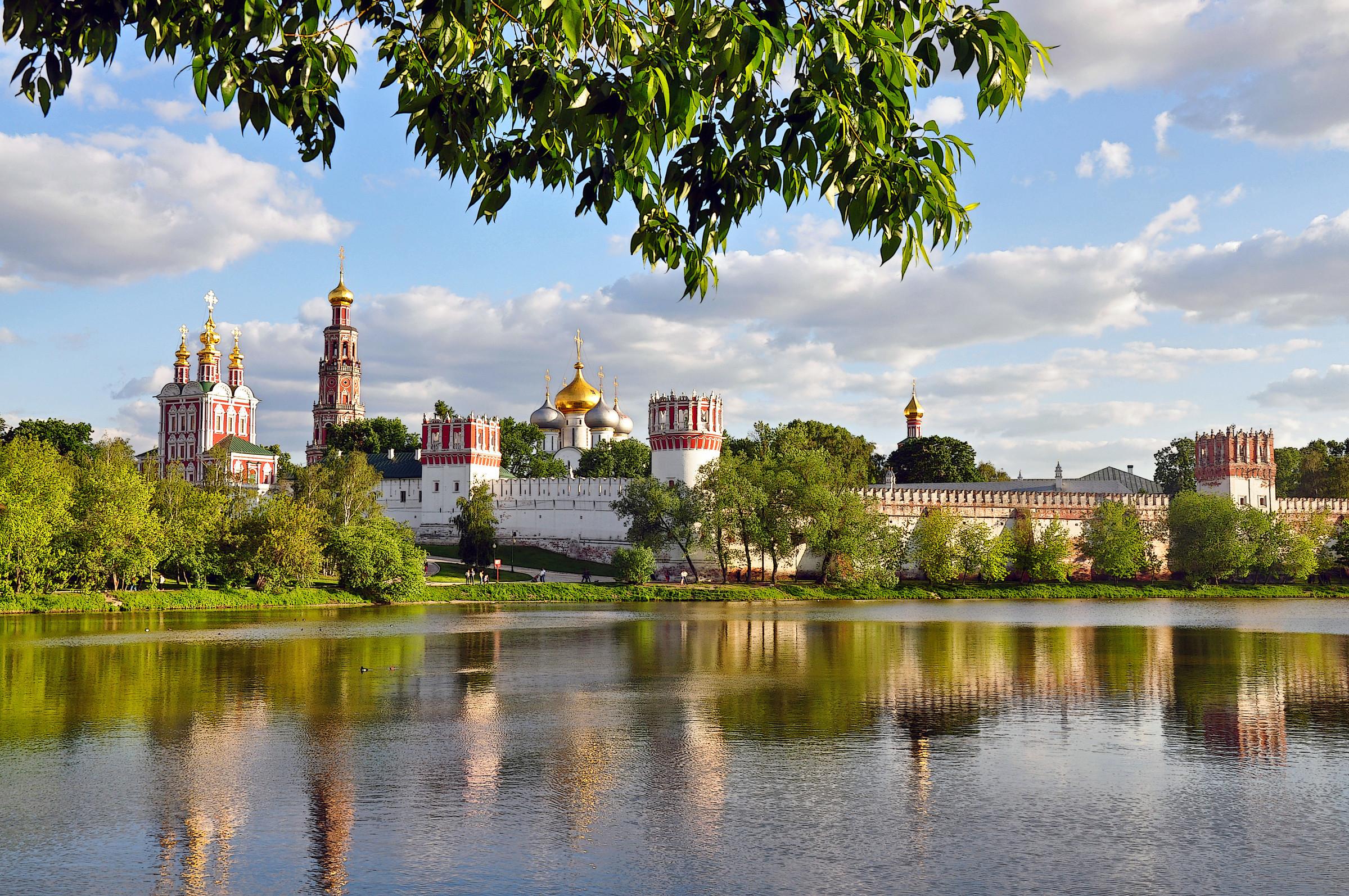 Московские монастыри. Новодевичий монастырь в Москве. Богородице-Смоленский Новодевичий женский монастырь, Москва. Ансамбль Новодевичьего монастыря. Новодевичий монастырь 1524.